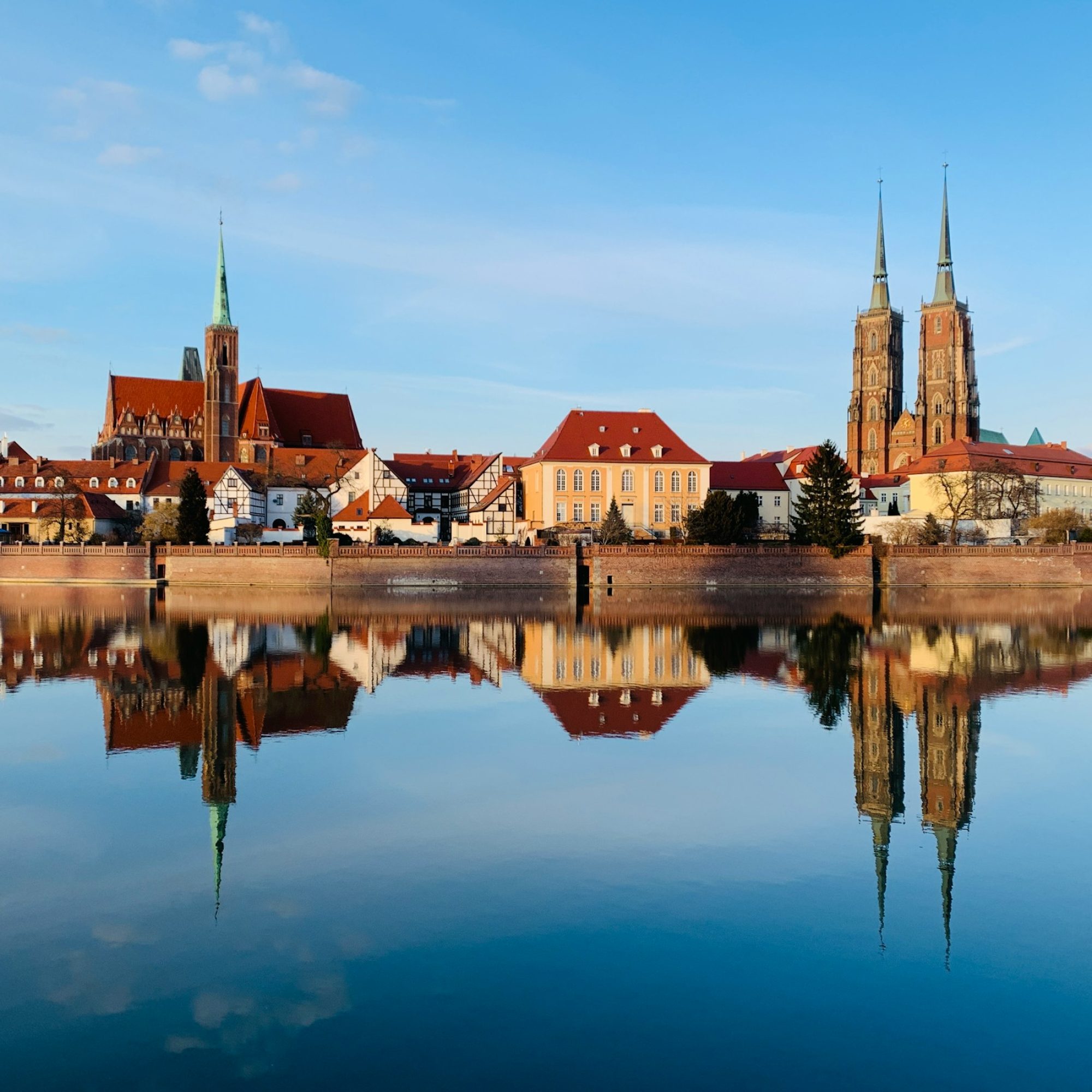 rzeka i zabudowa miasta w dali